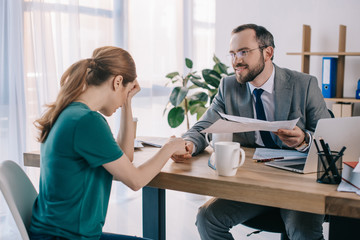 Obraz premium businessman and client shaking hands during meeting in office