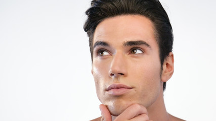 Fototapeta premium Zbliżenie twarzy mężczyzny po nawilżeniu skóry, chroni przed zanieczyszczeniami, działa przeciwstarzeniowo. Koncepcja: pielęgnacja urody i ciała, kremy, pielęgnacja skóry