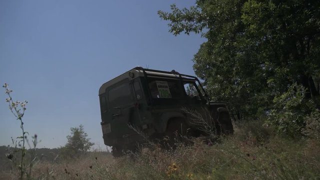 Car going up on a hill at an offroad event