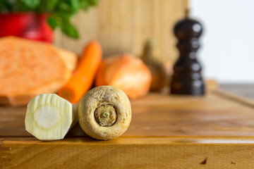 Pastinake naturbelassen und geschält roh in der heimischen Küche auf dem Schneidebrett
