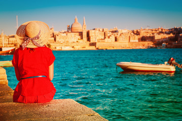 Obraz premium tourist looking at Malta capital in evening