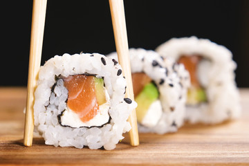Coup de macro de sushi, sashimi, uramaki et nighiri. plat typiquement japonais composé de riz, de saumon ou de thon, de crevettes et d& 39 œufs de poisson trempés dans du soja. Concept : Restaurant japonais, sushi, tradition orientale.