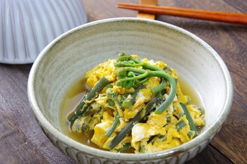 蕨の卵とじ　山菜料理
