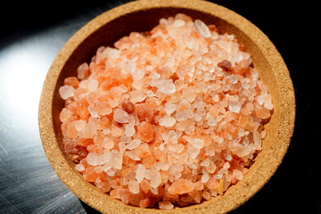 Fototapeta na wymiar Himalayan salt in a bowl.
