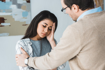 Obraz premium Therapist supporting his upset female patient