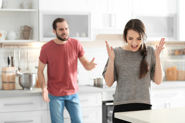 Obraz premium Young couple having argument in kitchen