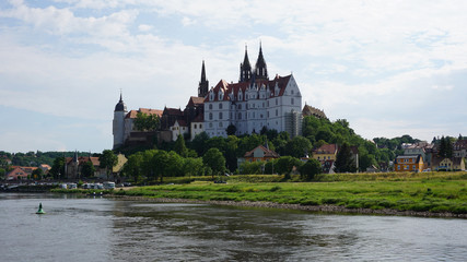 Die Albrechtsburg in Mei&szlig;en in Deutschland, das Bauwerk in Sachsen mit der Elbe