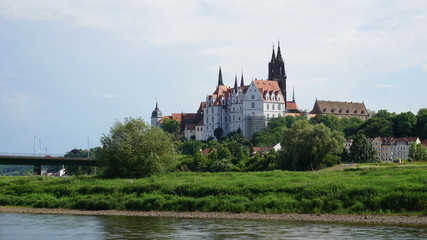 Fototapeta premium Die Albrechtsburg in Meißen in Deutschland, das Bauwerk in Sachsen mit der Elbe