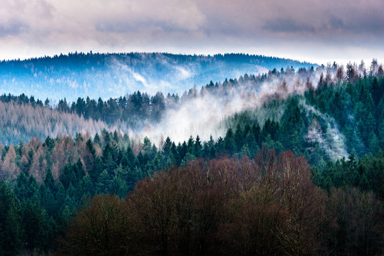 Nebelschwaden &uuml;ber dem Th&uuml;ringer Wald in der N&auml;he von Bermbach