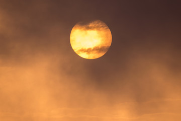Obraz premium Sonne mit Sonnenflecken hinter Wolken