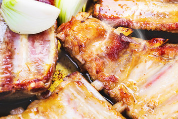 Schweinerippchen werden in der Pfanne gebraten