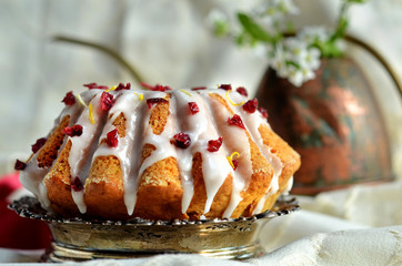 Babka z polewą i żurawiną