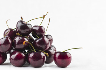 Cerezas en fondo blanco
