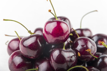Cerezas en fondo blanco