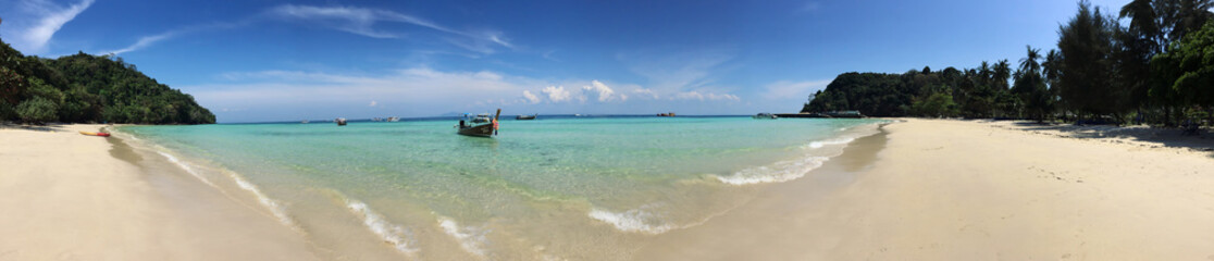 Fototapeta na wymiar Thailand Bright blue water and white sand panorama