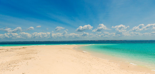 Fototapeta na wymiar sandbank with transparent turquoise water