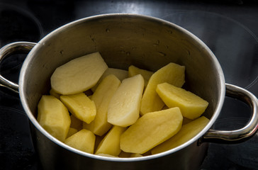Preparation of food boiled potatoes in puree in a metal pan