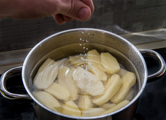 Preparation of food boiled potatoes in puree in a metal pan