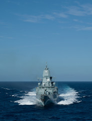 Kriegsschiff in voller Fahrt © Thomas