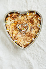 Apfelkuchen in Herzform zum Muttertag