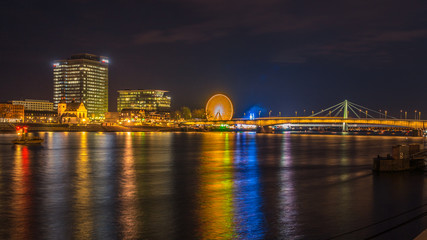 Fototapeta premium Köln am Abend und Kirmes