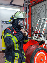 Feuerwehrmann übt den Einsatz mit Atemschutzmaske - Serie Feuerwehr - 199309944