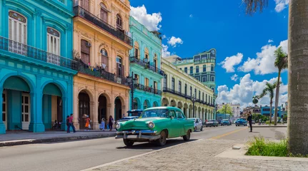  HDR - Groene vintage auto rijdt langs het historische huis aan de hoofdstraat in de stad Havana Cuba - Serie Cuba Reportage © mabofoto@icloud.com