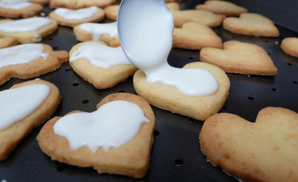 Glasieren von Pl&auml;tzchen