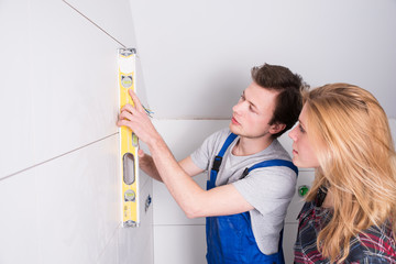 Handwerker, Fliesen, Kontrolle