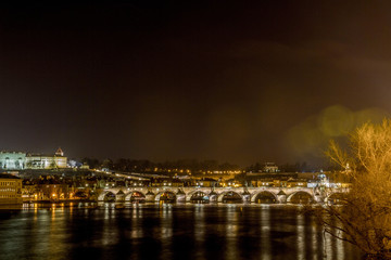 Fototapeta na wymiar Blick auf die nächtliche Karlsbrücke