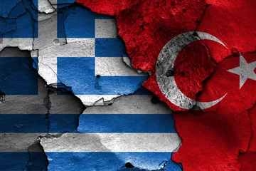 Rolgordijnen vlaggen van Griekenland en Turkije geschilderd op gebarsten muur © daniel0