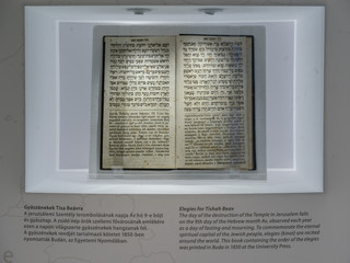 Obraz premium Close-up of holy book in Jewish Museum, Great Synagogue, Dohany Street, Budapest, Hungary