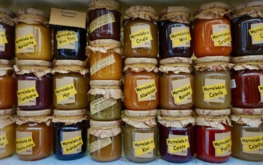 Tarros de cristal con mermeladas de distintos sabores artesanas