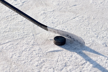 Naklejka premium close-up of sticks and pucks in the stadium