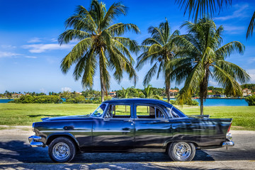 HDR - Schwarzer amerikanischer Oldtimer parkt unter blauem Himmel nahe des Strandes in Varadero Kuba - HDR - Serie Cuba Reportage