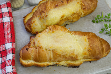 croissants au jambon