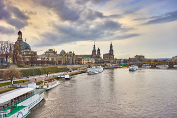 Obraz premium Scenic autumn view of the old town architecture with Elbe river embankment in Dresden, Saxony, Germany