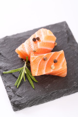 pavé de saumon sur fond blanc