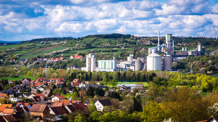 Steinbruch- und Zementfabrik in der Mitte des Rapsfeldes,