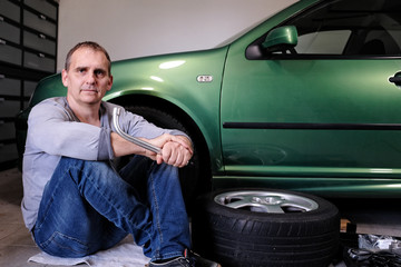 mann beim auto reparieren