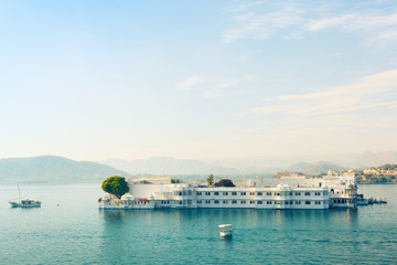 Obraz premium Lake Palace (formerly known as Jag Niwas) on Lake Pichola. Udaipur, Rajasthan, India
