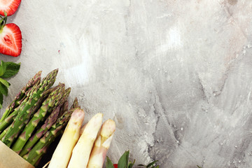 White and green asparagus with strawberries - obrazy, fototapety, plakaty