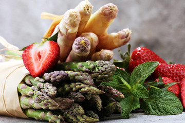 White and green asparagus with strawberries