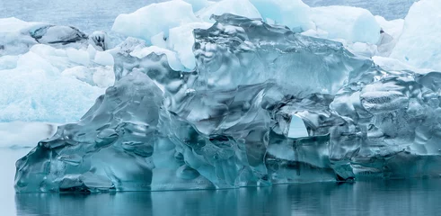 Crédence de cuisine en verre imprimé Glaciers große blaue Eisformation auf dem Wasser