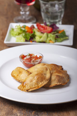 hausgemachte Empanadas mit Tomatensalsa