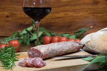 Salame su tagliere di legno