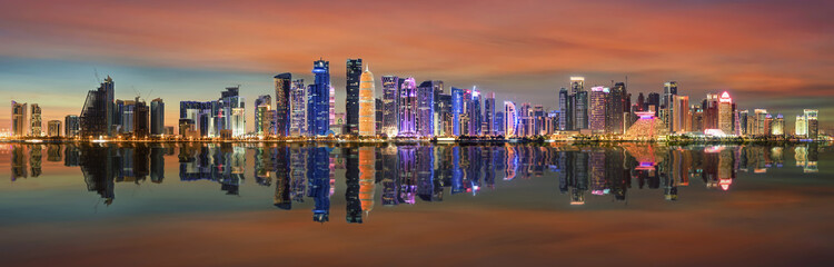 Die moderne Skyline von Doha, Katar, während eines bewölkten Sonnenunterganges