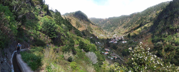 Madeira, Portugalia - levada wzdłuż wąwozu w rejonie Ponta do Sol,