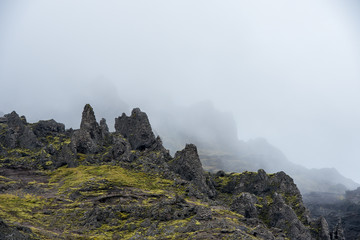 Lavalandschaft im Nebel