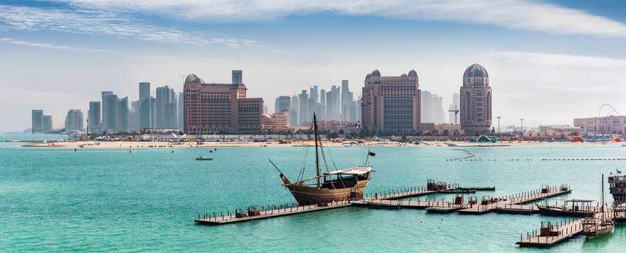 Blick auf die Skyline von Doha, Katar, von dem &ouml;ffentlichen Strand des Katara Kulturzentrums